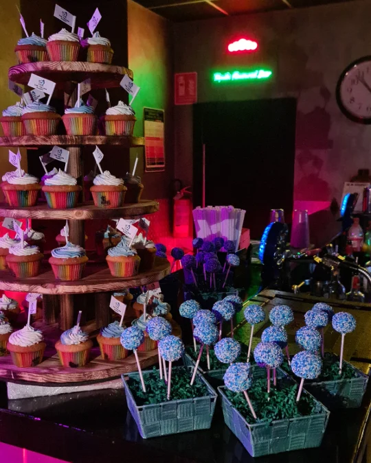 Foto 2 di 2 della creazione «Cupcake alla vaniglia & Cake pop al brownie e caramello»