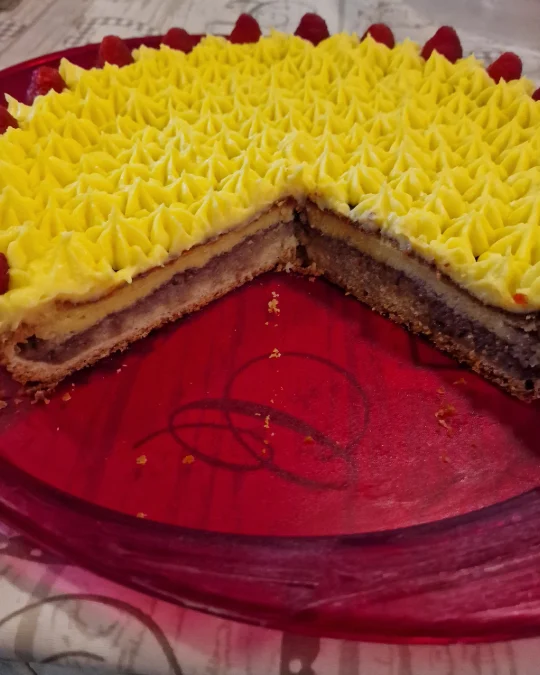 Foto 2 di 2 della creazione «Crostata con frangipane, crema pasticcera e composta di lamponi»