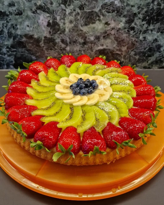 Foto della creazione «Crostata morbida con crema pasticcera e frutta»