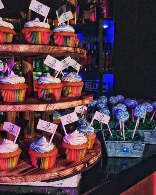 Foto della creazione «Cupcake alla vaniglia & Cake pop al brownie e caramello»