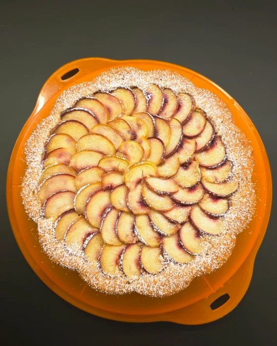 Foto 2 di 2 della creazione «Torta di pesche, amaretti e gocce di cioccolato»