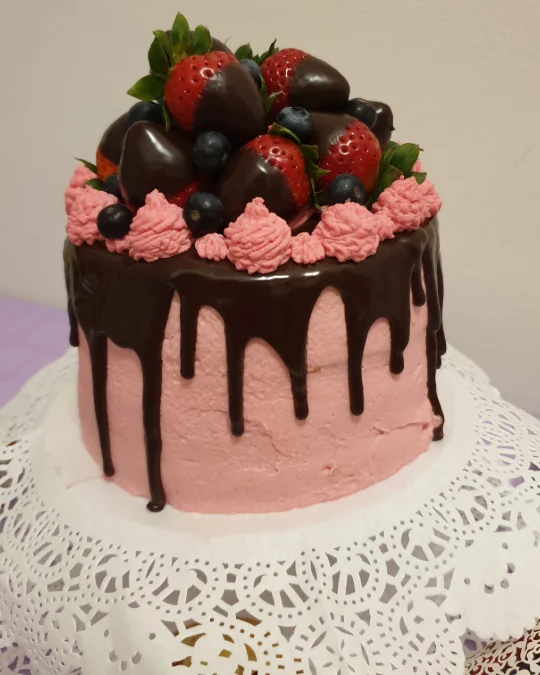 Foto 2 di 3 della creazione «Strawberry Drip Cake»