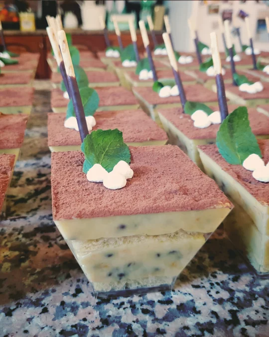 Foto 2 di 2 della creazione «Coppa Pandoro con crema pasticcera all'arancia e gocce di cioccolato»