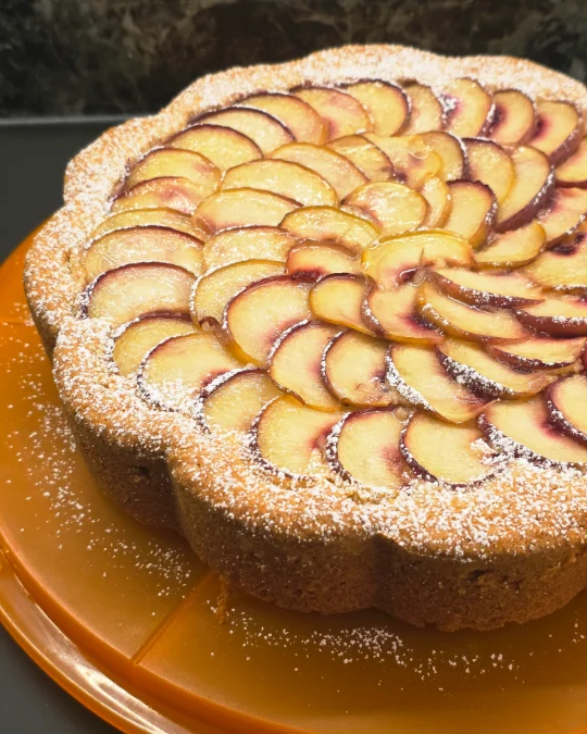 Foto della creazione «Torta di pesche, amaretti e gocce di cioccolato»
