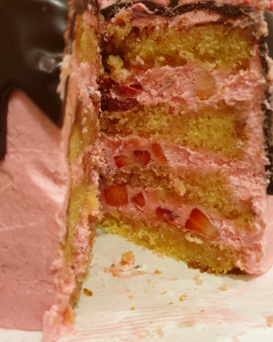Foto 3 di 3 della creazione «Strawberry Drip Cake»